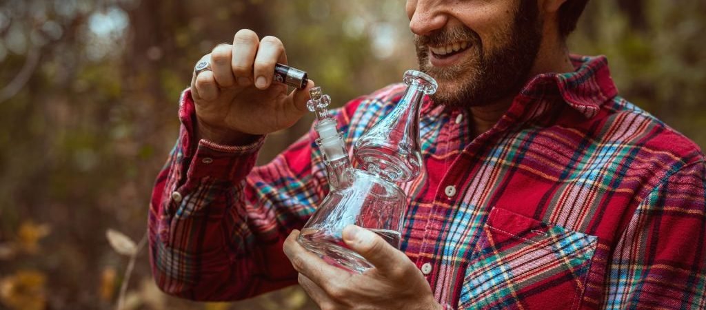 Bongs and Health: Debunking Myths and Understanding the Science Behind Bong Smoke - Bongs Canada